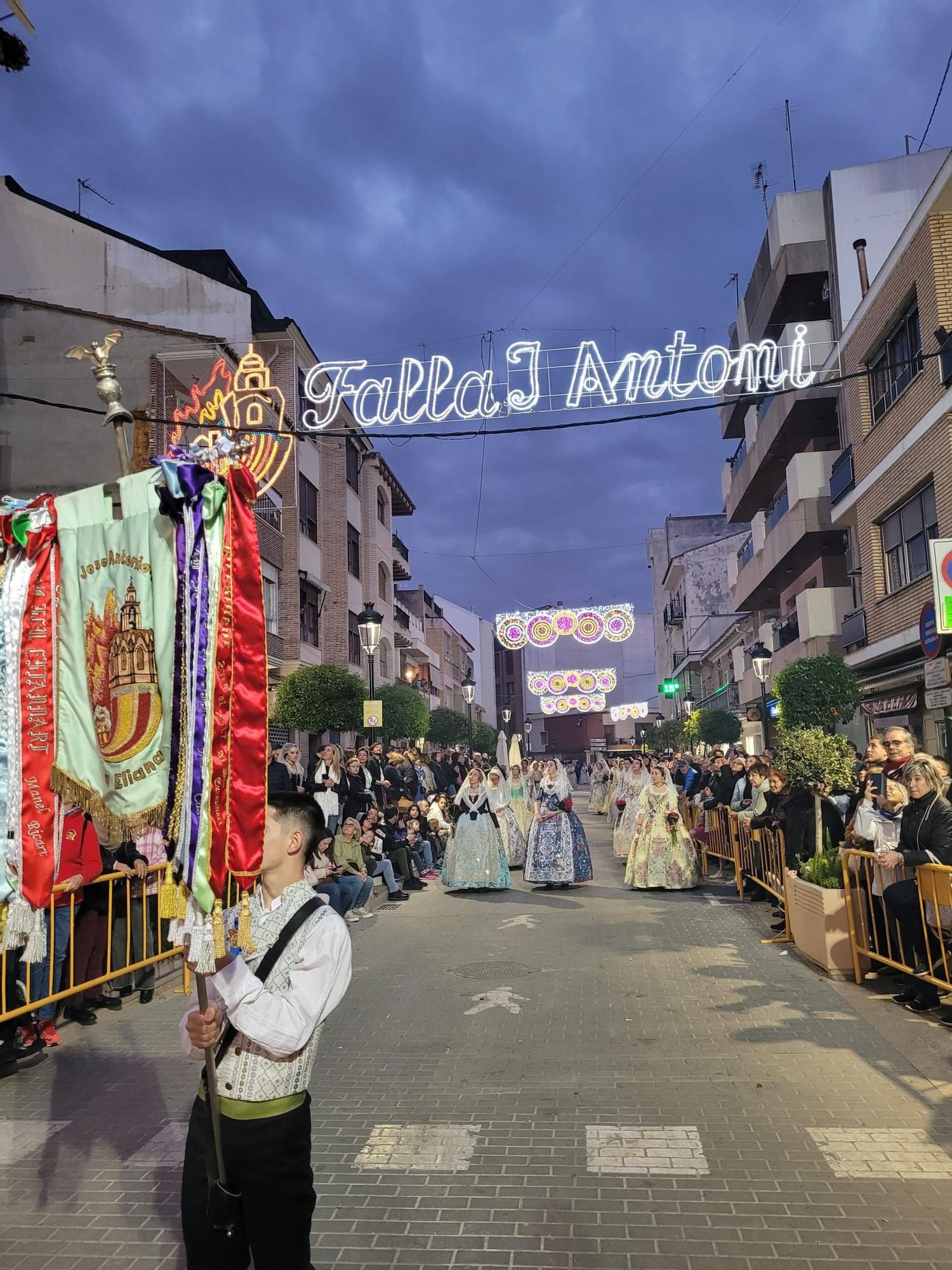 Las cuatro comisiones de l'Eliana ofrecen sus flores a la Virgen del Carmen