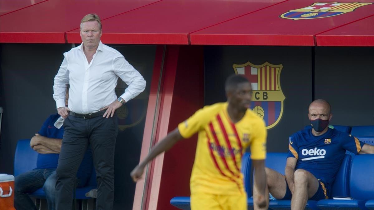 Koeman observa el Barça-Nàstic en el Estadi Johan Cruyff.