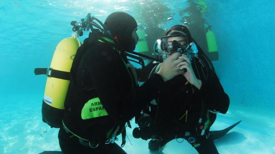 Alumnos del curso de buceo durante una inmersión en la piscina del Arsenal la pasada semana.