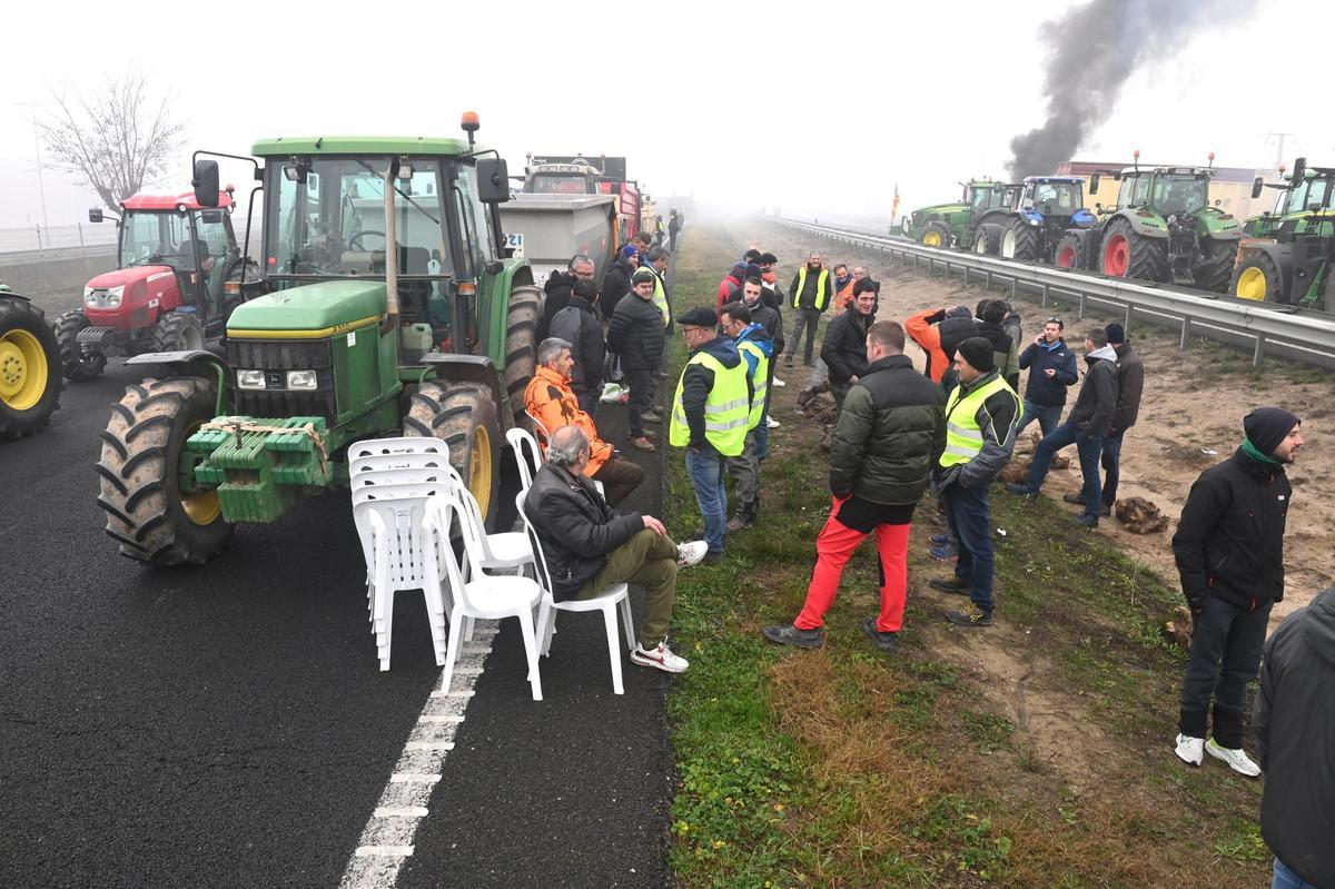 Agricultores catalanes protestan en Fondarella, en el Pla dUrgell (Lleida)