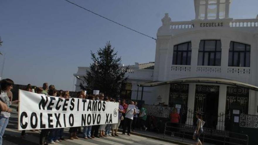 Protesta frente al CEIP Sada y sus Contornos, en Fontán, a comienzos del curso 2009-2010. / fran martínez