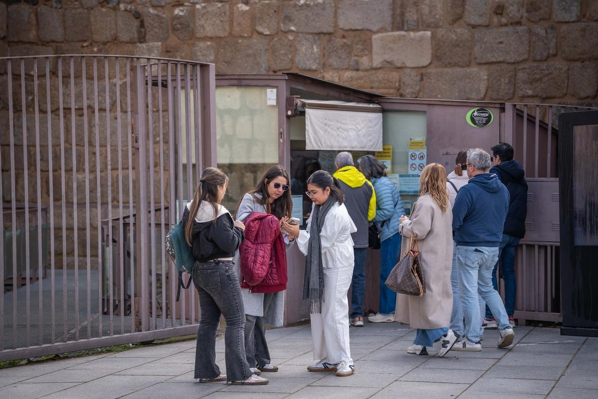 Turistas visitando los monumentos extremeños.