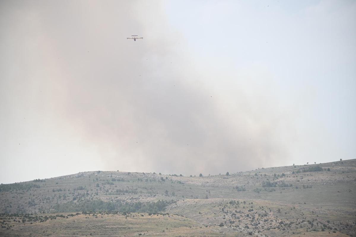 Trabajos de extinción del incendio de Ejulve.
