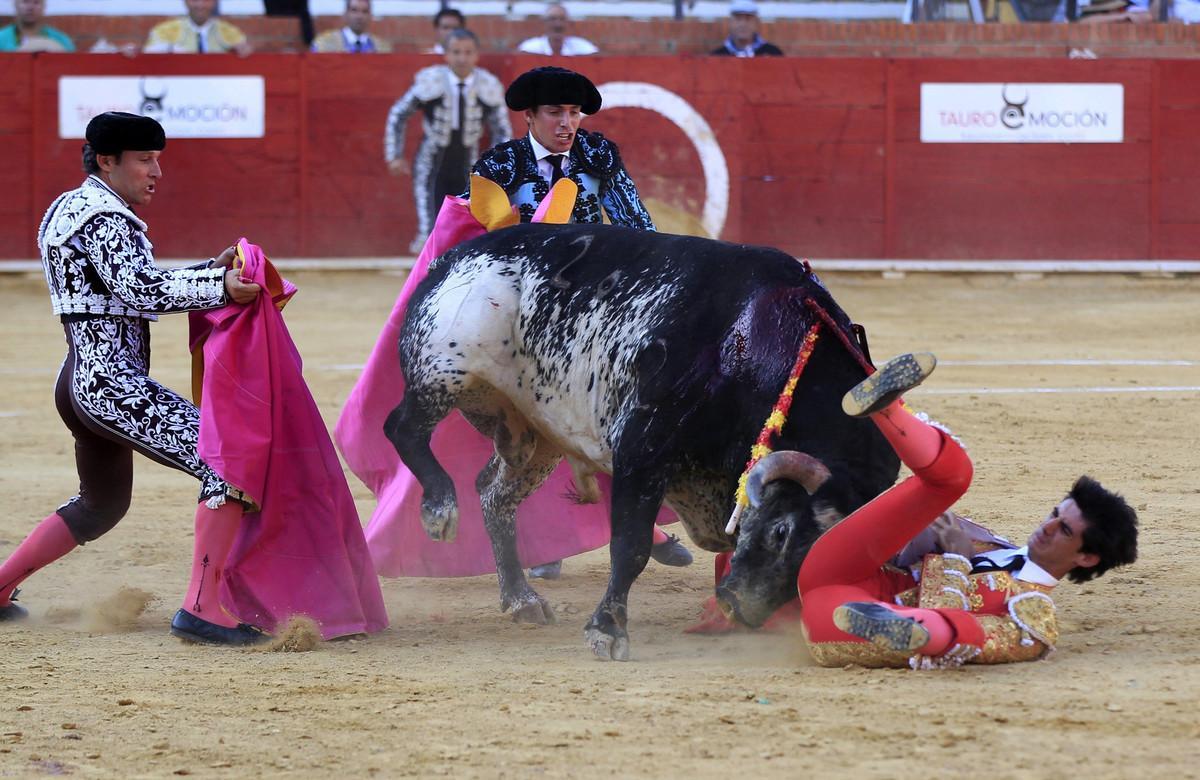 GRA317. TERUEL, 09/07/2016.- El torero segoviano de 29 años Víctor Barrio (d) ha fallecido esta tarde en la plaza de toros de Teruel, en la Feria del Ángel, tras sufrir una grave cogida en el tercer toro de la tarde. EFE/Antonio García