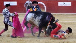 Víctor Barrio, tras sufrir una grave cogida en el tercer toro de la tarde en la feria de Teruel.