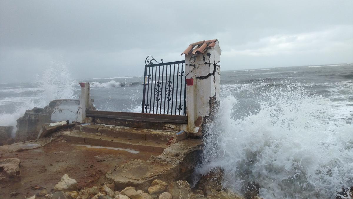 El temporal golpea con fuerza y ha derribado parte de la puerta que quedó en pie tras la borrasca Gloria.