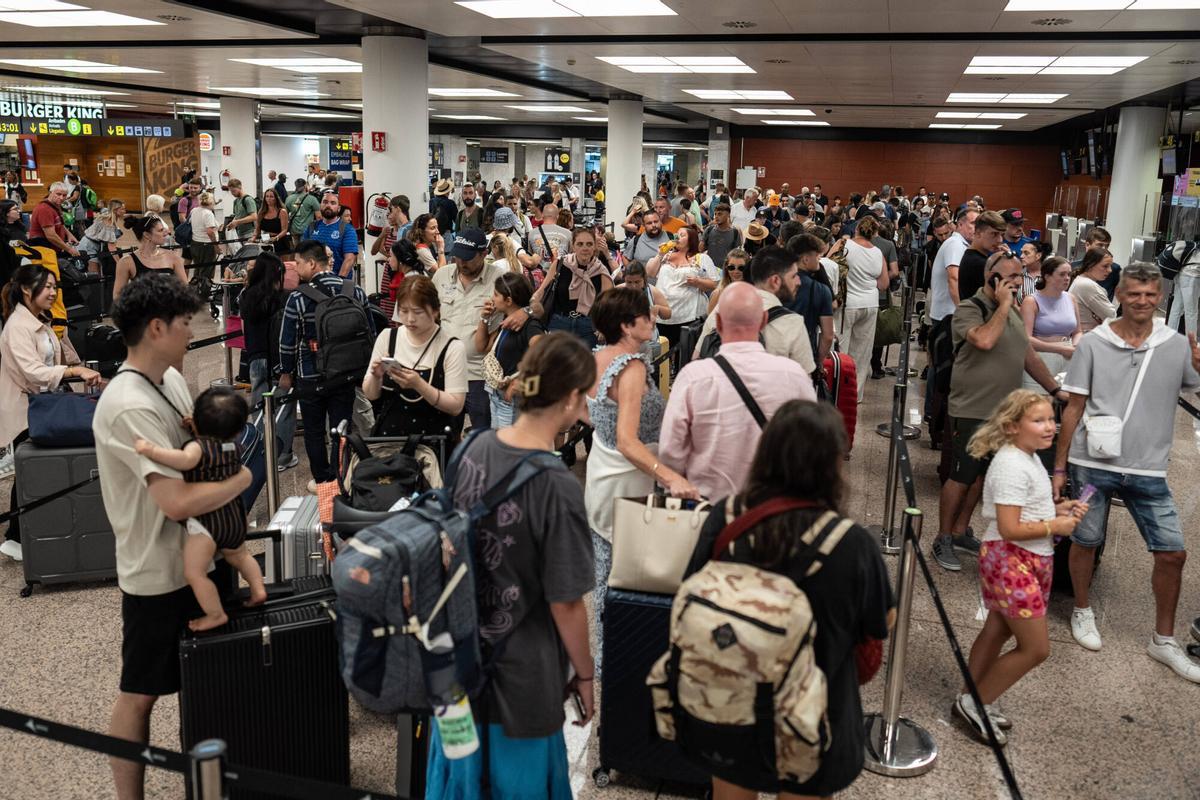 Acumulación de pasajeros en la terminal T2 del aeropuerto de Barcelona-El Prat, el pasado verano.