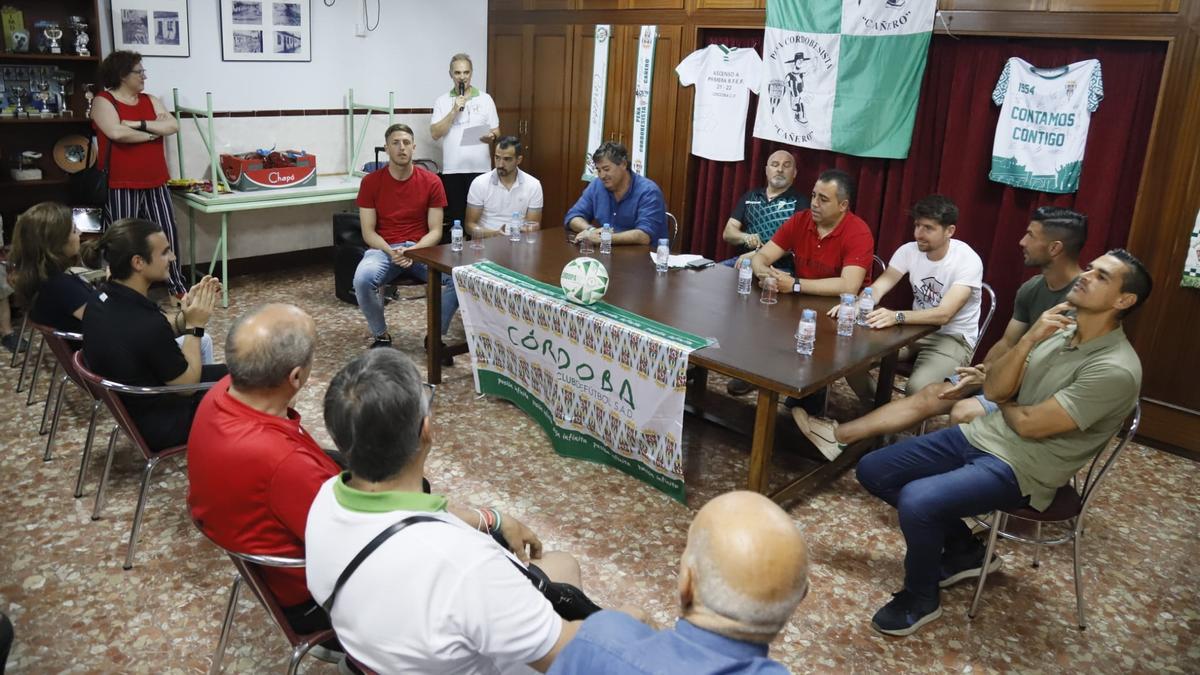 Los representantes del Córdoba CF durante el homenaje en la Peña Cordobesista de Cañero.