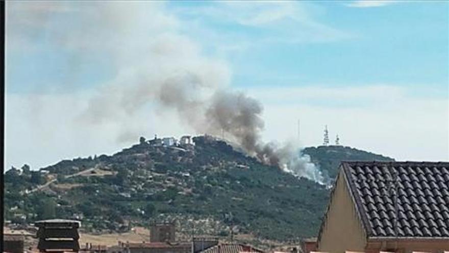 Evuacuadas varias viviendas por un incendio en La Montaña