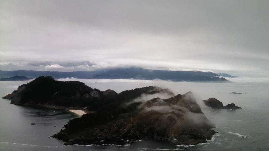 Vista de la Ría de Vigo hoy desde Cíes. // MG