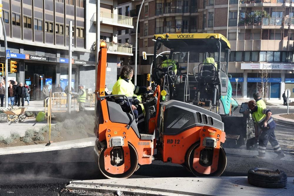 Obres per asfaltar la rotonda de la Bonavista