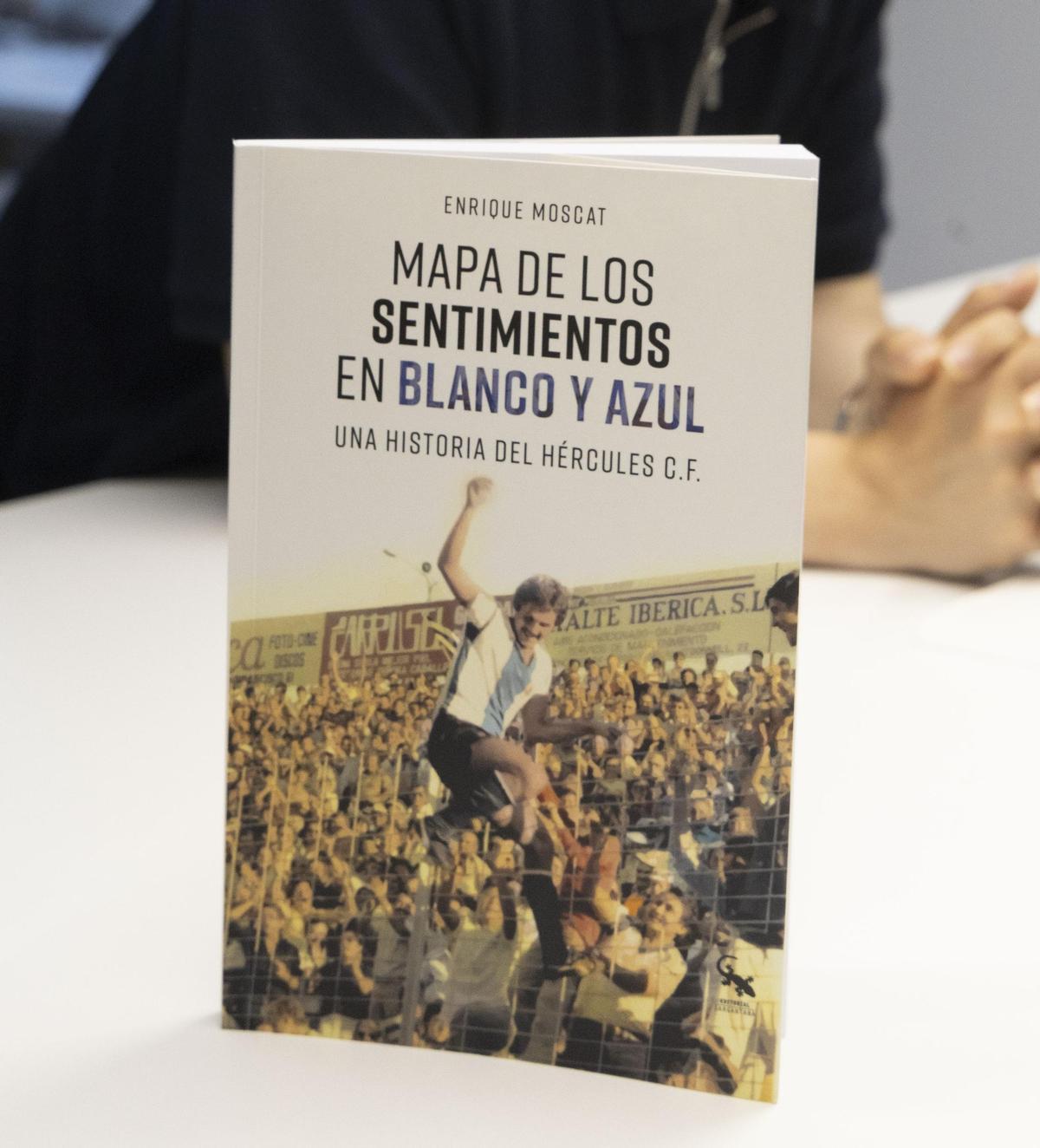 Ejemplar de Mapa de los sentimientos en blanco y azul, una historia del Hércules C. F. escrito por Enrique Moscat.