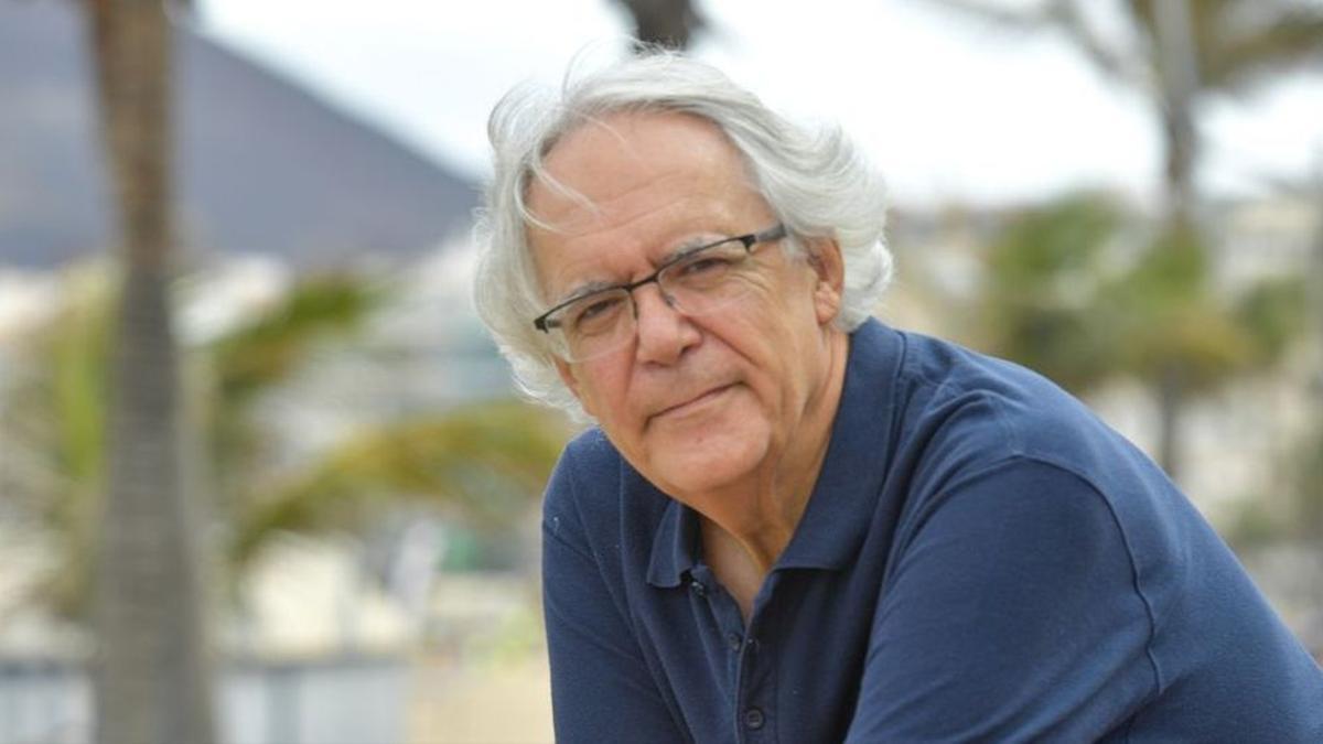 Josep M. Antó Boqué en el paseo de Las Canteras en la capital grancanaria.