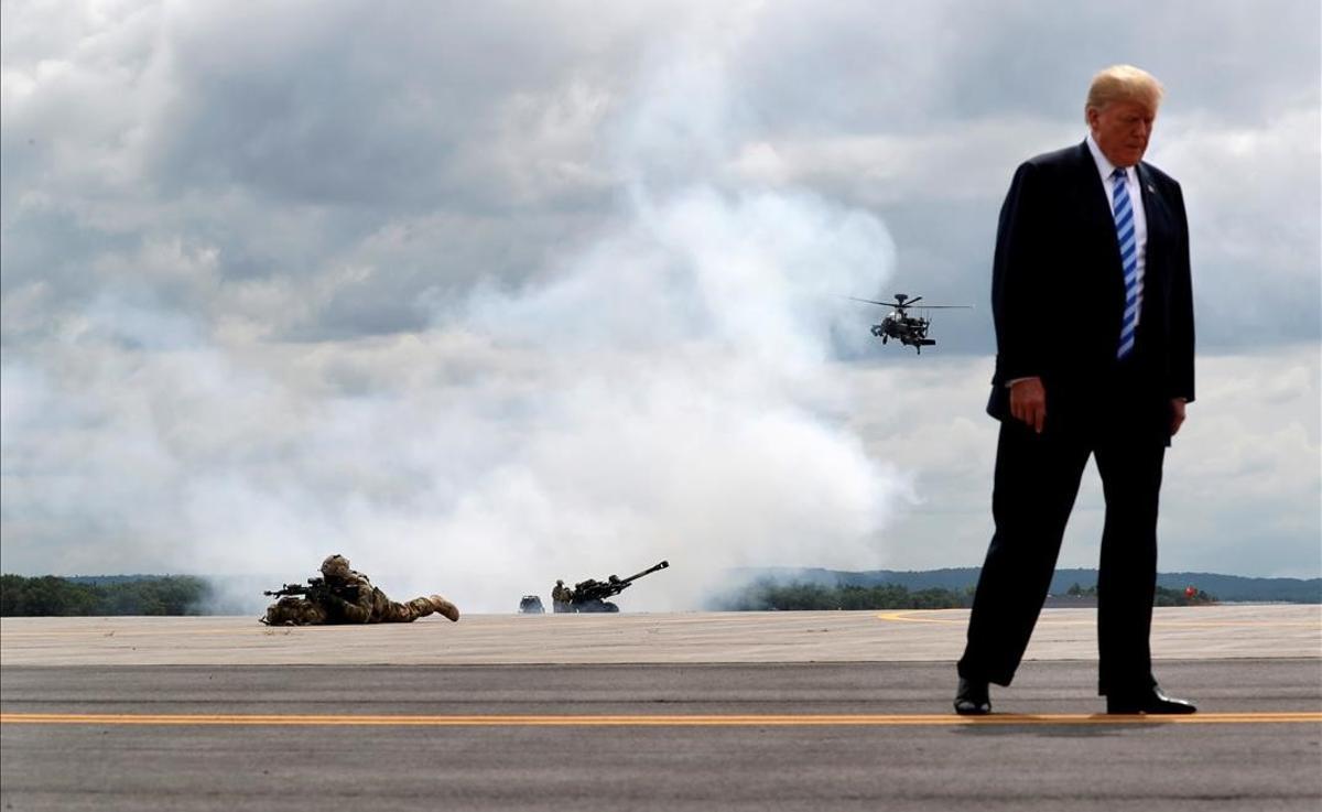 Trump asiste a una demostración del Ejército estadounidense en una visita a Fort Drum, Nueva York, el 13 de agosto del 2018.