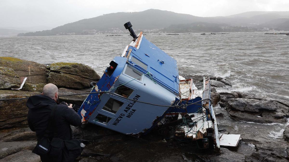 Embarcación destrozada en la costa del Cantábrico en noviembre de 2023 por el temporal Domingos