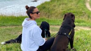 Lara Álvarez junto a sus perros Noah y Lúa