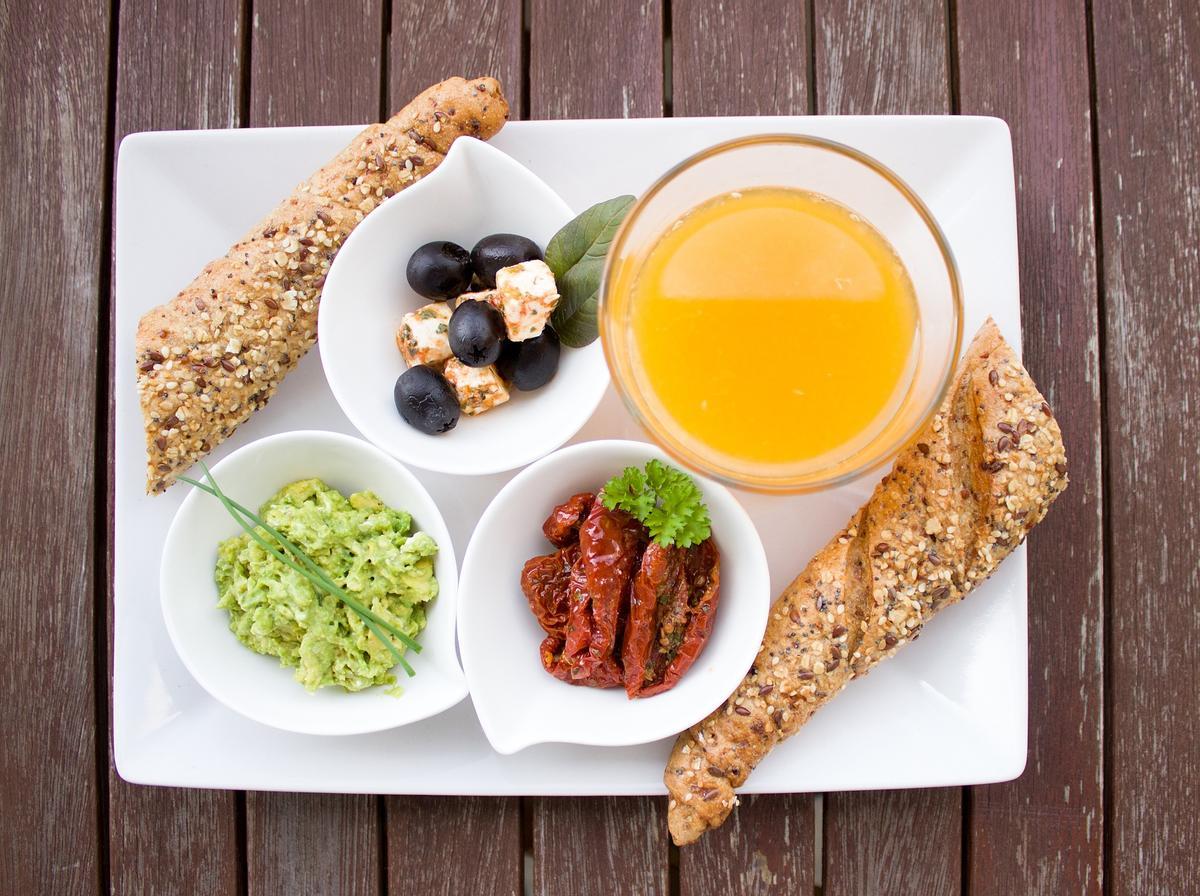 El zumo de naranja es una de las bebidas más saludables para desayunar.