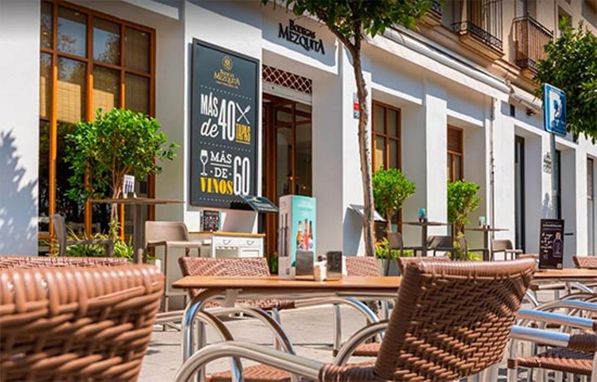 Terraza de Bodegas Mezquita Ribera.