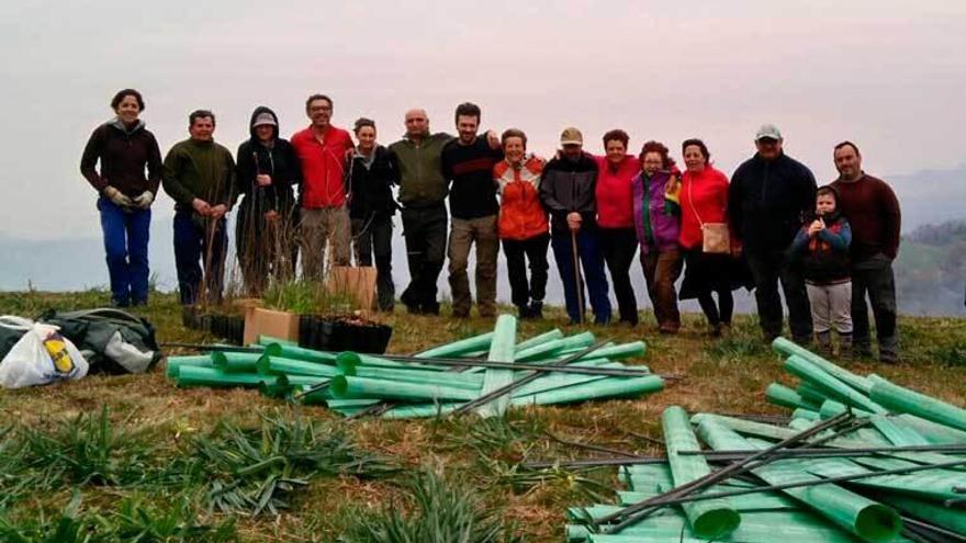 Voluntarios ayer en la cuesta de Bode.