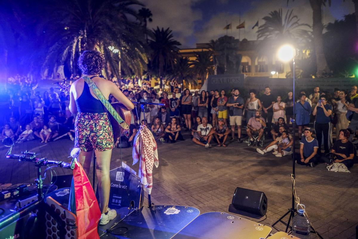 Conciertos en el segundo día de la acampada por la vivienda en la Plaza de La Feria, en Las Palmas de Gran Canaria