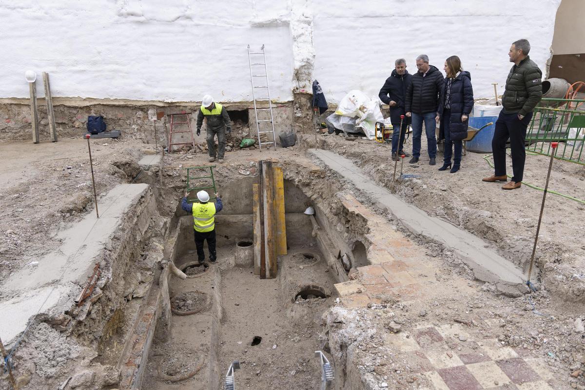 Durante los trabajos de explanación y excavación realizados para la ejecución de la plaza se ha localizado una antigua bo-dega tradicional perteneciente a la vivienda que ocupaba el solar