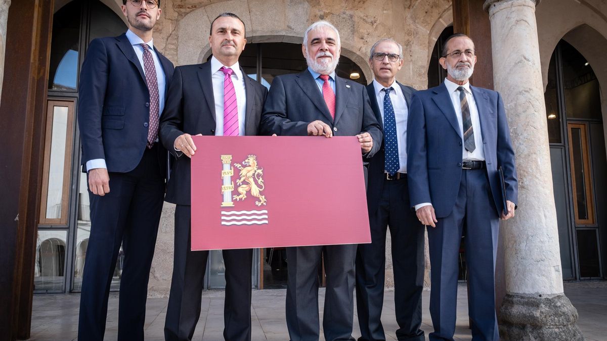 La comisión de expertos, con la bandera propuesta.