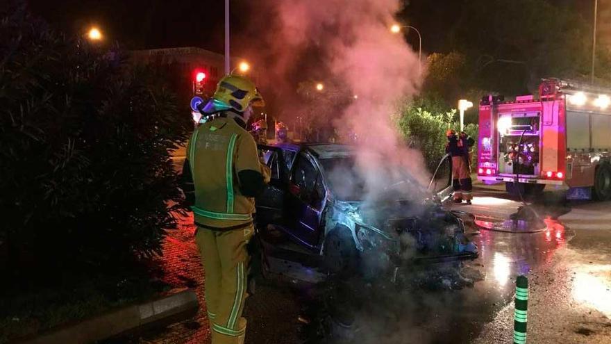 Calcinado un coche en el desvío al Portitxol