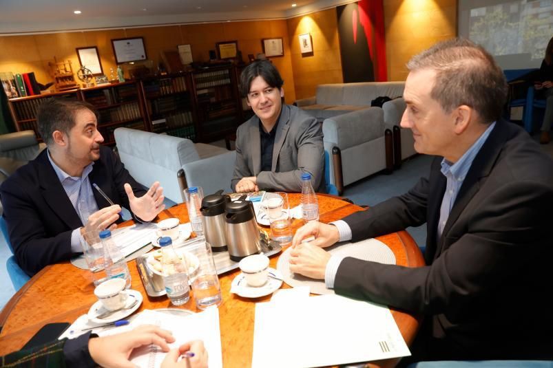 Pablo Coca, Borja Sánchez y Román Benito, durante el encuentro con LA NUEVA ESPAÑA. | Miki López