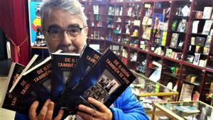Selvin posa con el libro en la tienda Selecciones Mágicas, una de las más grandes de Europa.