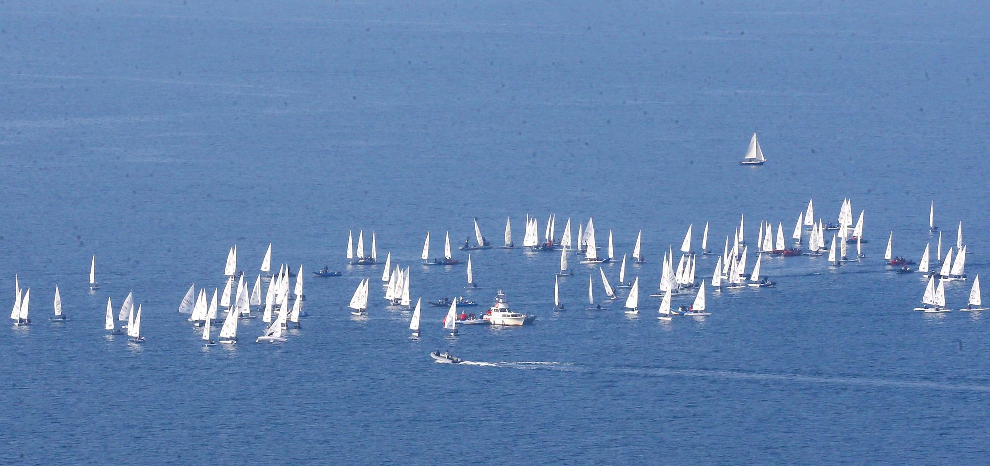 Un espectacular mar de velas en la ría de Vigo