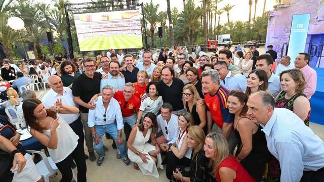 Juanfran Pérez Llorca, acompañado por consellers y otros cargos del PP, durante la cena de verano de los populares en Elche.
