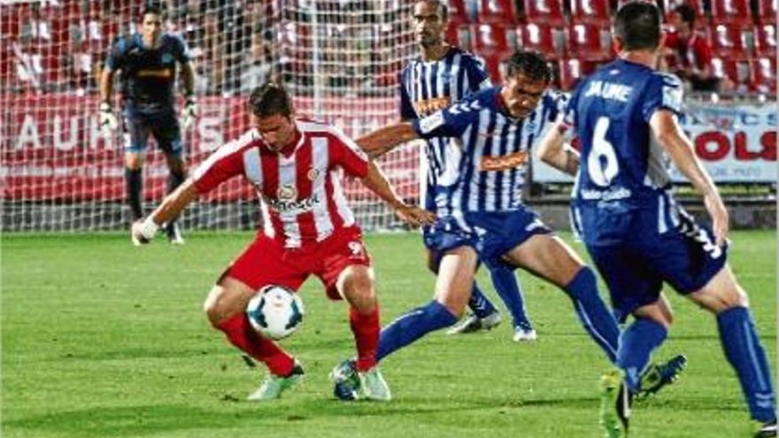 L&#039;atacant Chando protegeix una pilota el dia del debut a la Lliga a Montilivi contra l&#039;Alabès.