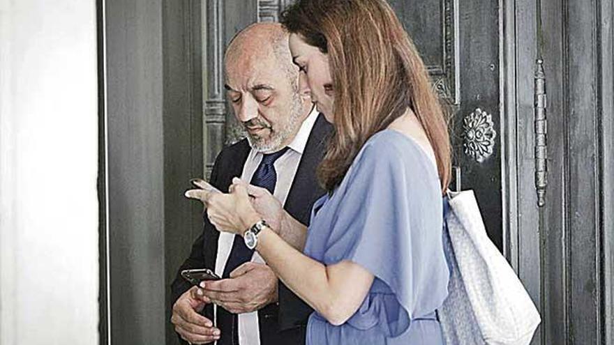 RodrÃ­guez FarrÃ© junto a Idoia Ribas en el Parlament.