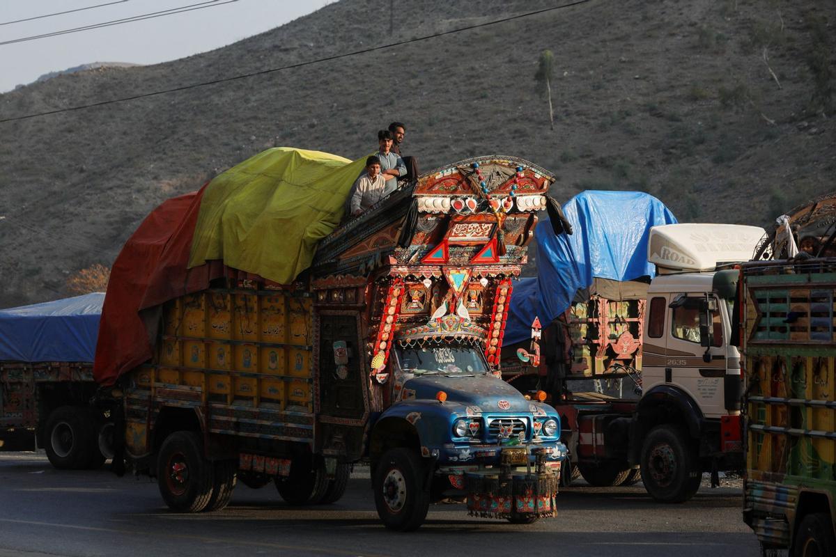 Colapso en la frontera de Pakistán al cumplirse el plazo para la expulsión de refugiados afganos indocumentados