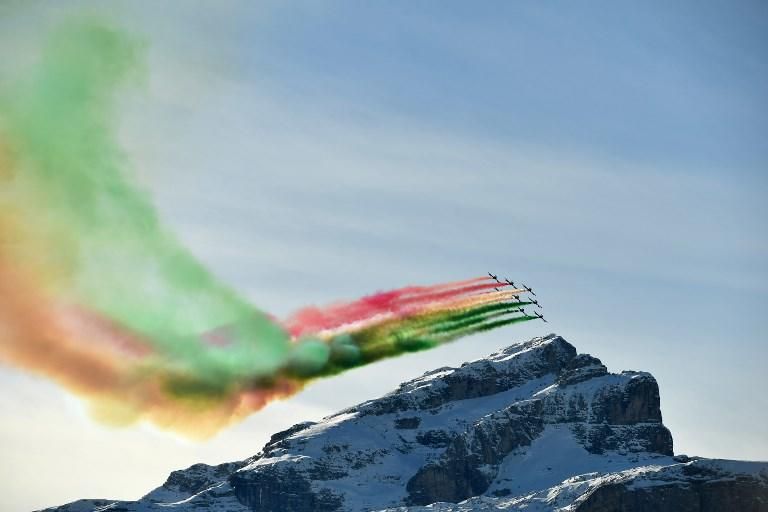 La unidad aerobática Frecce Tricolori (frechas tricolor), de las Fuerzas Aéreas italianas, actúan durante la Copa Mundial de Slalom Gigante masculino en Alta Badia, en los Alpes Italianos. 16 de diciembre de 2018. Alberto PIZZOLI / AFP