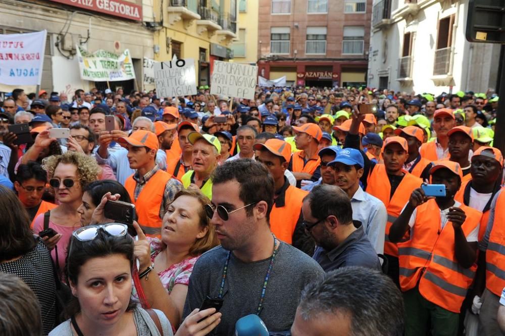 Gran protesta de los agricultores frente a la CHS