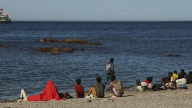 Un adolescent resa a la platja de Ceuta | VIOLETA SANTOS MOURA / REUTERS