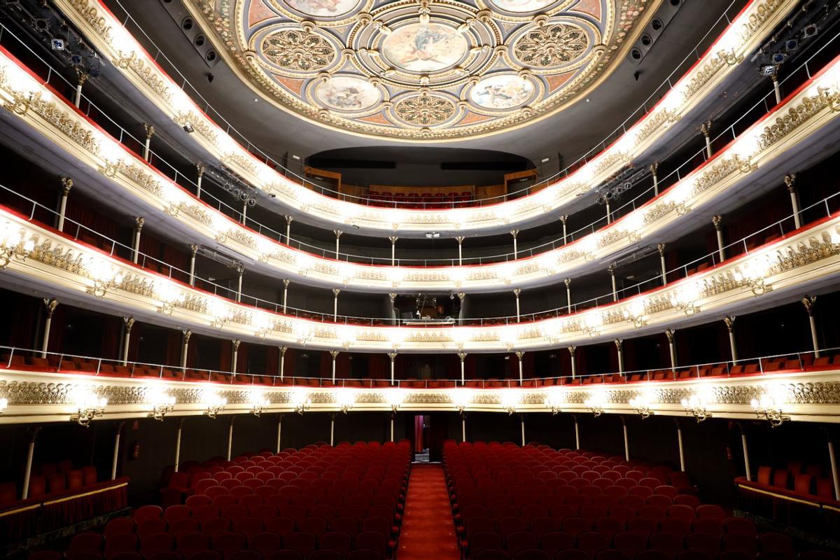 El patio de butacas del Teatro Principal, con su característica forma de U, es una mezcla entre los corrales de comedias y los teatros italianos.