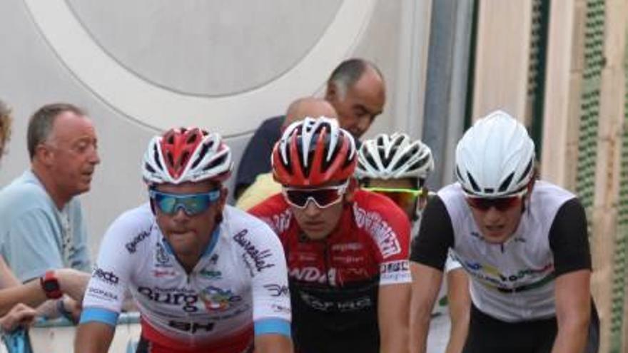 Ruiz, Llaneras y Passan pasan por la meta en Porreres.