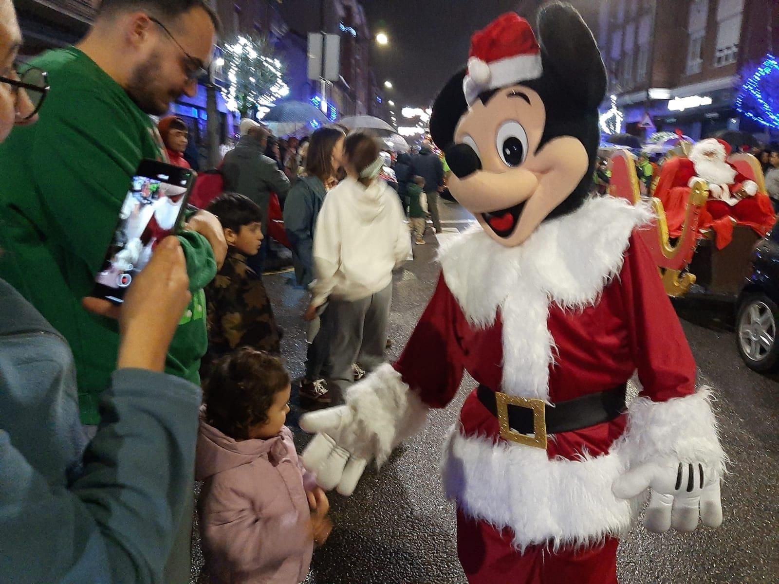 La visita de Papá Noel a El Berrón, en imágenes