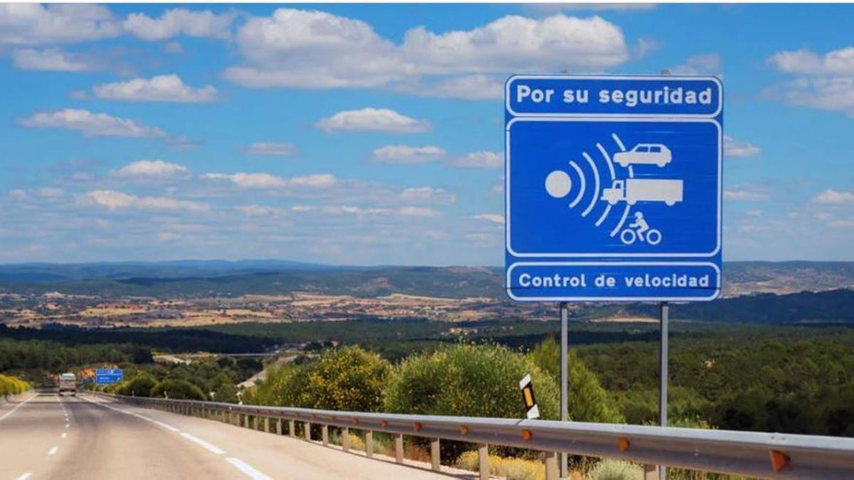 Un cartel indicando la presencia de un radar.