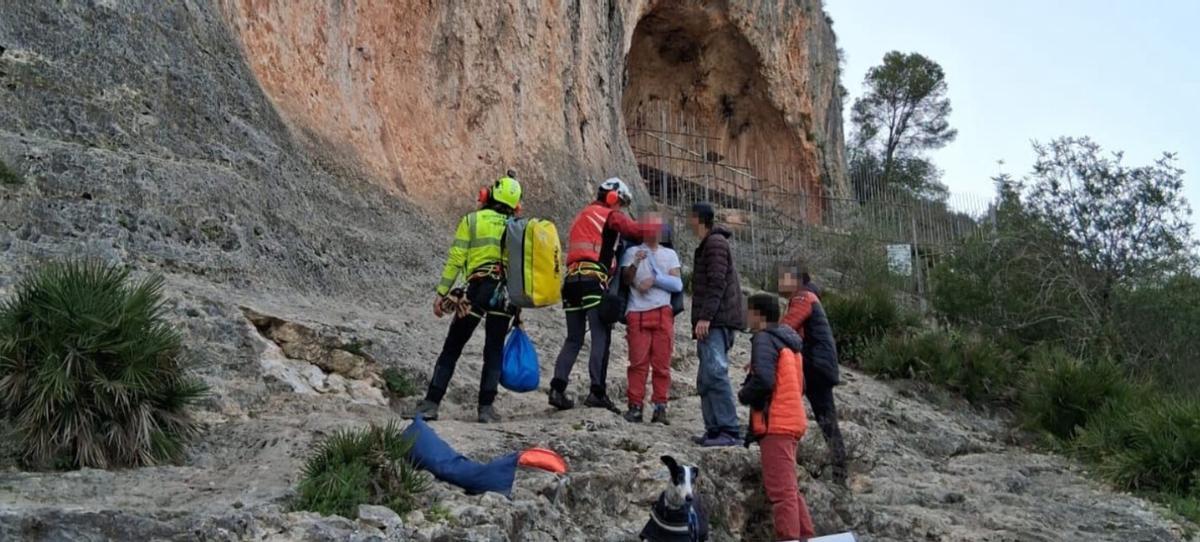 Intervención del Grupo Especial de Rescate en Altura en la Cova de la Petxina.