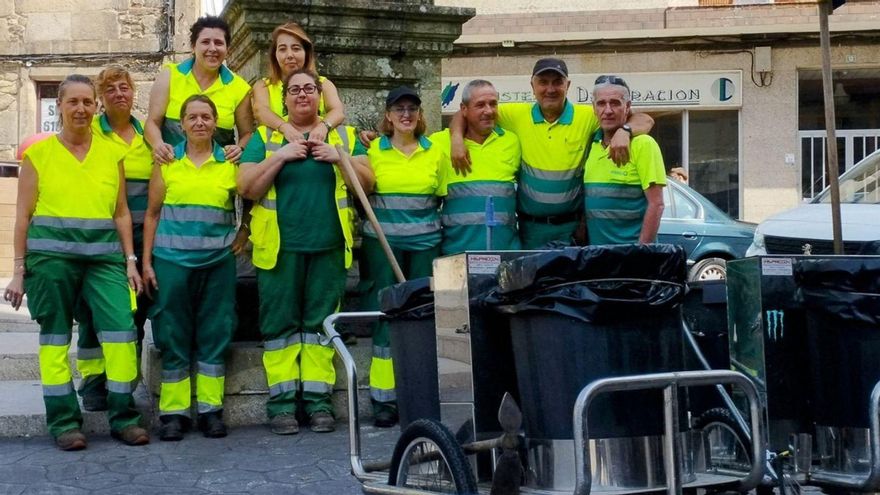 El equipo de limpieza posa en la plaza del mercado de A Estrada