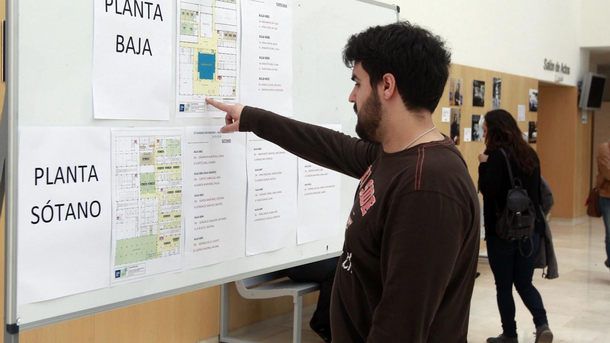 Uno de los aspirantes, en el segundo examen de la OPE de 2007, celebrado en marzo de 2016.