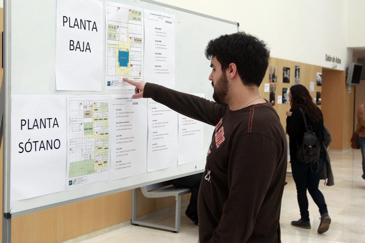 Uno de los aspirantes, en el segundo examen de la OPE de 2007, celebrado en marzo de 2016.