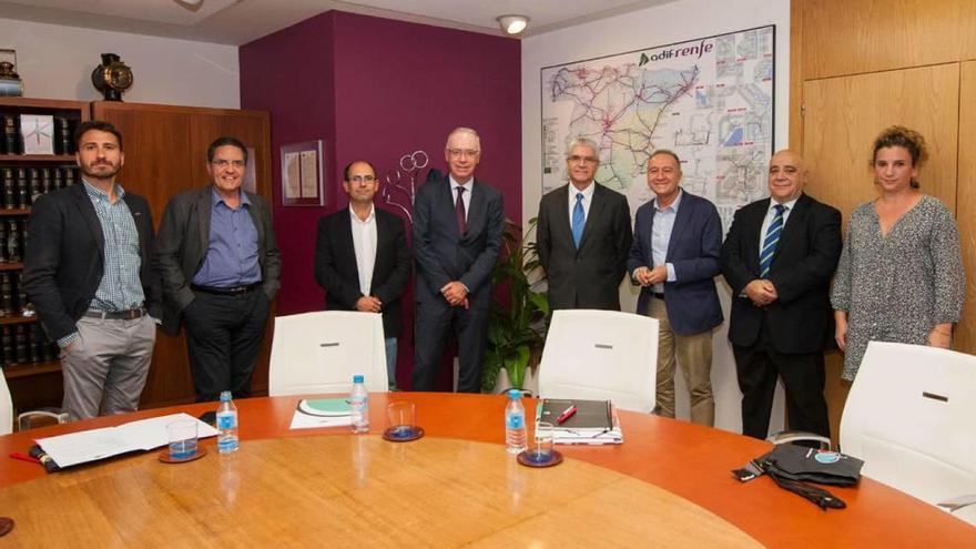 Asistentes al encuentro celebrado entre Renfe y la Red de Ciudades por la Bicicleta.