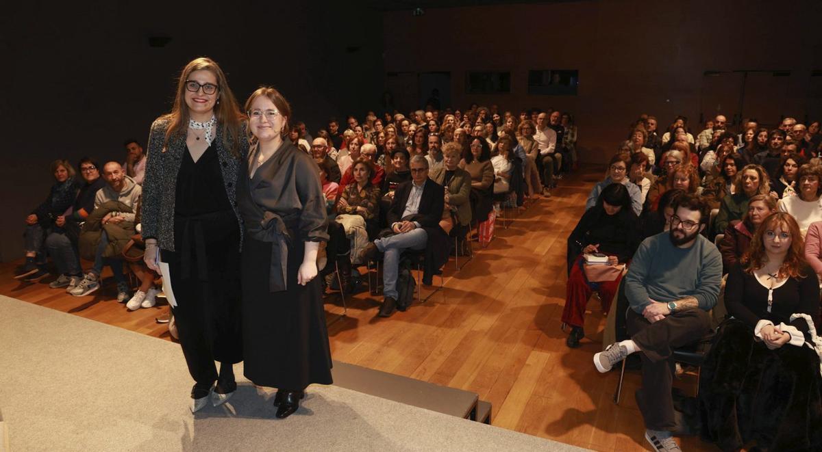Noelia Samartín (d.) fue presentada ayer por Andrea López en el auditorio del MARCO en Vigo. | JOSÉ LORES