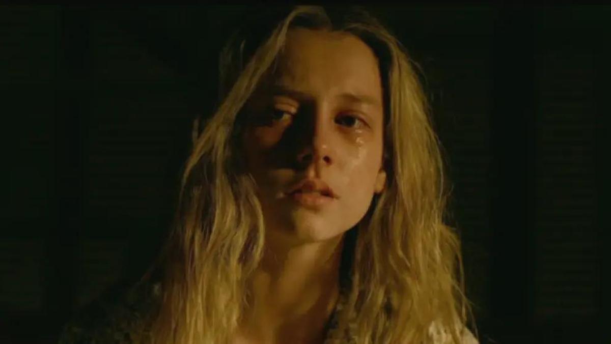 Ester Expósito representando a Lucía Castán, una de las niñas desaparecidas en la serie de 'La caza'