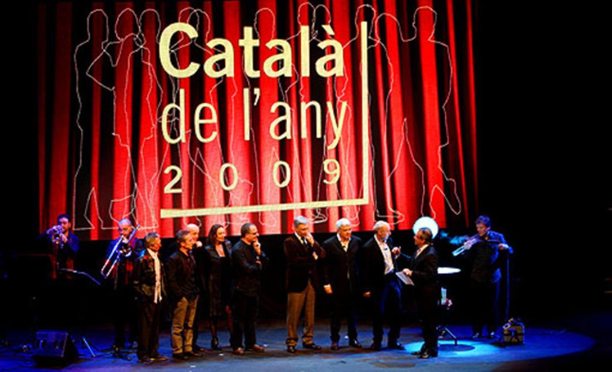 Foto de grup. Paco Mir, Joan Gràcia, Carles Sans, Nacho Sequeira, Salvador Mas de Xaxàs, Enric Hernàndez, Jordi Hereu, Antonio Asensio Mosbah, José Montilla, Valentí Guardiola, Roser Capdevila, Joan Laporta, Ernest Benach, Carles Sumarroca, Jorge Miarnau i Enrique Simarro, al finalitzar la gala. Foto de grup. Paco Mir, Joan Gràcia, Carles Sans, Nacho Sequeira, Salvador Mas de Xaxàs, Enric Hernàndez, Jordi Hereu, Antonio Asensio Mosbah, José Montilla, Valentí Guardiola, Roser Capdevila, Joan Laporta, Ernest Benach, Carles Sumarroca, Jorge Miarnau i Enrique Simarro, al finalitzar la gala.