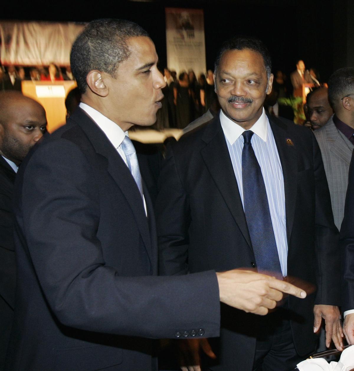 El aspirante presidencial demócrata, el senador Barack Obama (izquierda), y el reverendo Jesse Jackson en el desayuno de entrega de becas Rev. Dr. Martin Luther King Jr. en Chicago el 15 de enero de 2007.